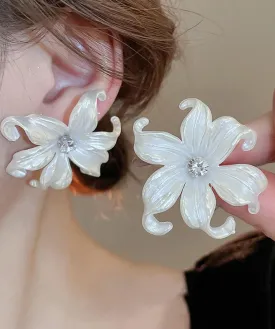 Classy White Acrylic Zircon Floral Stud Earrings ZZ055