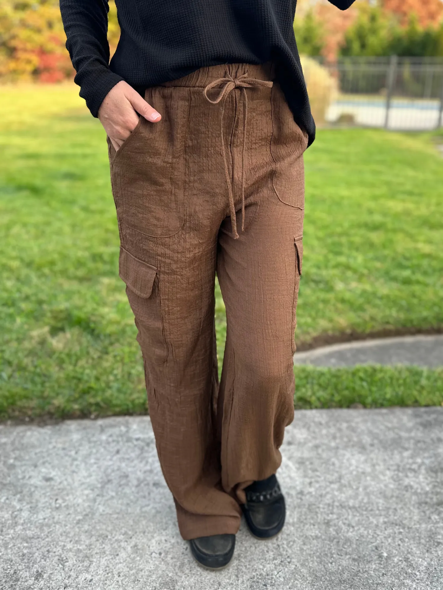 Straight Leg Cargo Pants in Brown